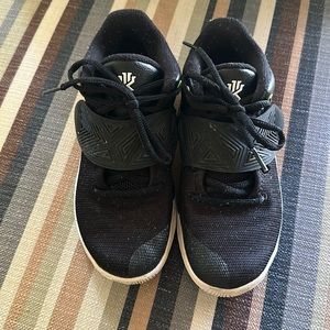 Boys Nike Kyrie Flytrap shoes